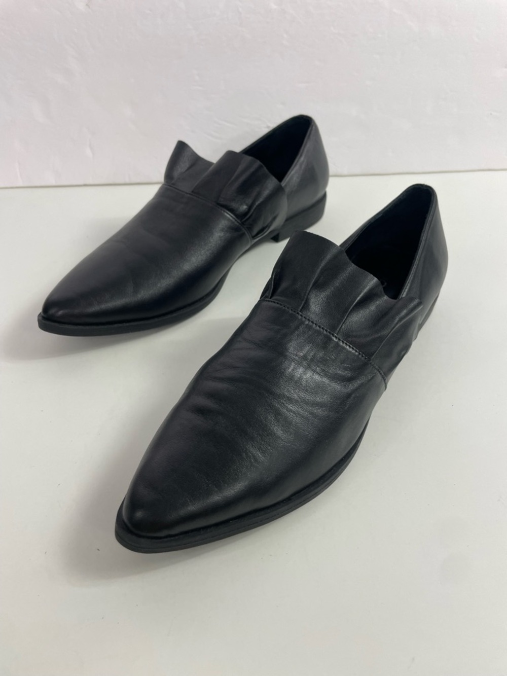 Bueno Black Pointed-Toe Leather Flats